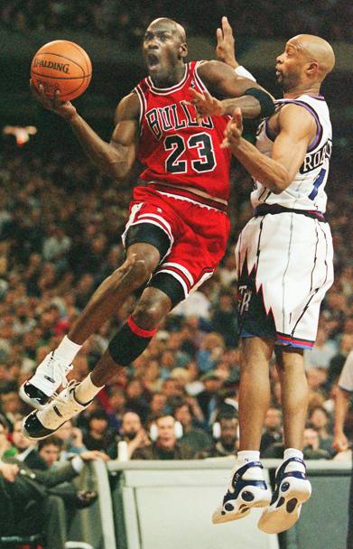 Michael Jordan  stato nominato miglior giocatore dell’anno per cinque volte (1988, 1991, 1992, 1996, 1998). E per dieci stagioni - record- ne  stato miglior realizzatore, Nel 1996 i suoi Bulls hanno stabilito il record con un regular season da 72 vittorie.  suo il primato Nba per la pi alta media punti in carriera (30.12) e ai playoff (33.45). 